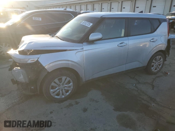 2020 Kia Soul LX with VIN KNDJ23AU1L7023333, listed as a Copart auction lot 88152725 with 104,514 mi miles and Salvage Title. Bid and sale history available at carsss.com. Image 1.