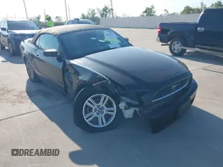 2014 Ford Mustang V6 with VIN 1ZVBP8EM3E5314313, listed as a IAAI auction lot 40358026 with 75,237 mi miles. Bid and sale history available at carsss.com. Image 1.