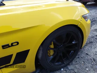 2015 Ford Mustang GT Premium z VIN 1FATP8FF9F5323726, wystawiony jako IAAI lot #42479740 z przebiegiem 68 581 mil mil oraz . Historia ofert i sprzedaży dostępna na DreamBid. Obrazek 14.