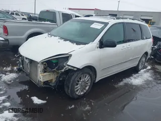 2010 Toyota Sienna XLE z VIN 5TDYK4CC3AS325072, wystawiony jako IAAI lot #41626629 z przebiegiem 145 368 mil mil oraz . Historia ofert i sprzedaży dostępna na DreamBid. Obrazek 19.