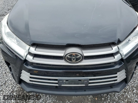 2018 Toyota Highlander LE z VIN 5TDBZRFH3JS817557, wystawiony jako Copart lot #56109035 z przebiegiem 132 053 mil mil oraz Szkoda całkowita • Salvage title. Historia ofert i sprzedaży dostępna na DreamBid. Obrazek 12.
