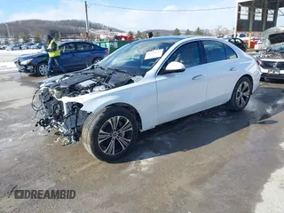 2025 Mercedes-Benz E 350 z VIN W1KLF4HB1SA116741, wystawiony jako IAAI lot #41553271 z przebiegiem 1 025 mil mil oraz . Historia ofert i sprzedaży dostępna na DreamBid. Obrazek 2.