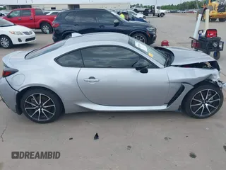 2023 Toyota 86 z VIN JF1ZNBC15P8759916, wystawiony jako IAAI lot #42160271 z przebiegiem 28 360 mil mil oraz . Historia ofert i sprzedaży dostępna na DreamBid. Obrazek 14.