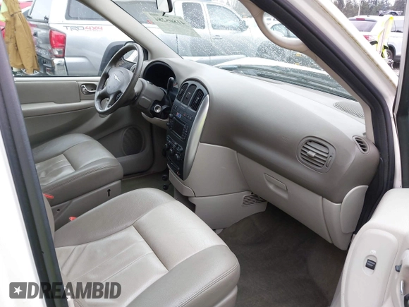 2005 Chrysler Town & Country Touring with VIN 2C4GP54L25R395372, listed as a IAAI auction lot 41805284 with 143,431 mi miles. Bid and sale history available at carsss.com. Image 5.