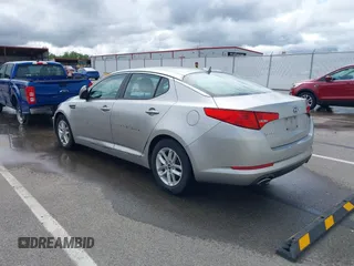 2011 Kia Optima LX z VIN KNAGM4A7XB5133891, wystawiony jako IAAI lot #42166235 z przebiegiem 129 969 mil mil oraz . Historia ofert i sprzedaży dostępna na DreamBid. Obrazek 3.