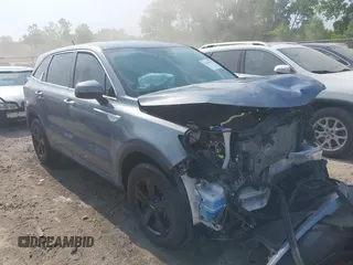 2022 Kia Sorento LX z VIN 5XYRG4LC8NG079483, wystawiony jako IAAI lot #39646199 z przebiegiem 13 717 mil mil oraz . Historia ofert i sprzedaży dostępna na DreamBid. Obrazek 1.