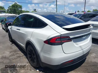 2017 Tesla Model X 90D z VIN 5YJXCBE25HF078198, wystawiony jako IAAI lot #42470050 z przebiegiem 66 850 mil mil oraz . Historia ofert i sprzedaży dostępna na DreamBid. Obrazek 3.
