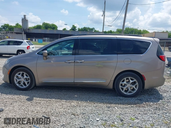 2017 Chrysler Pacifica Touring L z VIN 2C4RC1BG9HR668654, wystawiony jako IAAI lot #42452032 z przebiegiem 170 018 mil mil oraz . Historia ofert i sprzedaży dostępna na DreamBid. Obrazek 15.