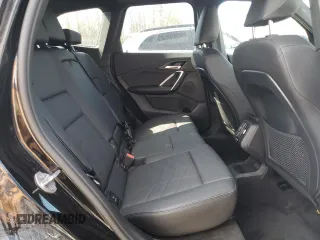 2023 BMW X1 xDrive28i z VIN WBX73EF04P5W99465, wystawiony jako Copart lot #55800655 z przebiegiem 53 799 mil mil oraz Tytuł czysty. Historia ofert i sprzedaży dostępna na DreamBid. Obrazek 11.