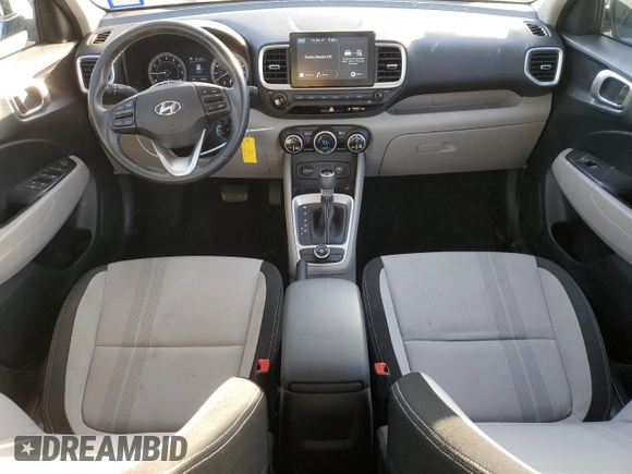 2021 Hyundai Venue SEL z VIN KMHRC8A3XMU063820, wystawiony jako Copart lot #50095625 z przebiegiem 25 348 mil mil oraz Czysty tytuł • Clean title. Historia ofert i sprzedaży dostępna na DreamBid. Obrazek 8.