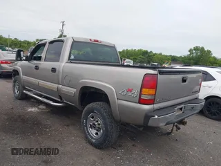 2001 Chevrolet Silverado 1500HD LS z VIN 1GCGK13U01F145194, wystawiony jako IAAI lot #42341840 z przebiegiem 256 501 mil mil oraz . Historia ofert i sprzedaży dostępna na DreamBid. Obrazek 3.