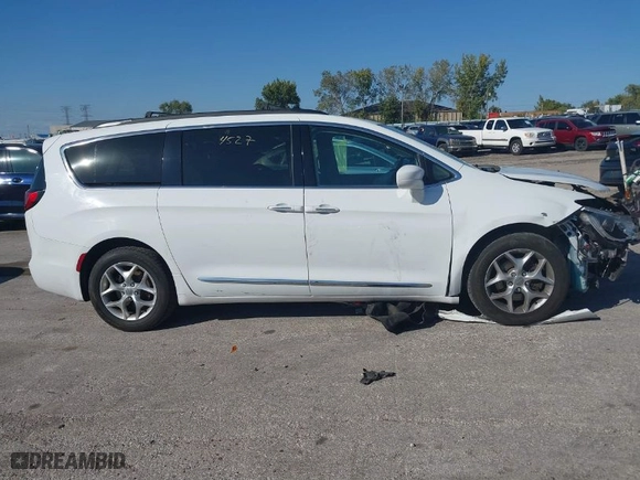2017 Chrysler Pacifica Touring-L with VIN 2C4RC1BG9HR516082, listed as a IAAI auction lot 40524527 with NaN miles. Bid and sale history available at carsss.com. Image 13.