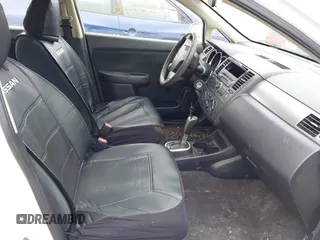 2011 Nissan Versa S z VIN 3N1BC1CP5BL433319, wystawiony jako IAAI lot #42351116 z przebiegiem 128 032 mil mil oraz . Historia ofert i sprzedaży dostępna na DreamBid. Obrazek 5.