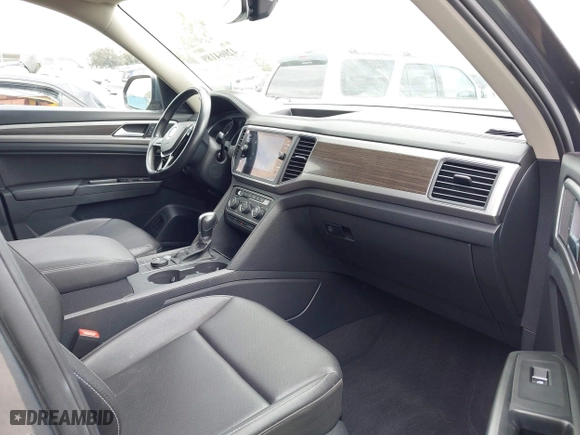 2018 Volkswagen Atlas 3.6L V6 SE with VIN 1V2LR2CA4JC560878, listed as a IAAI auction lot 42064189 with 142,834 mi miles. Bid and sale history available at carsss.com. Image 5.
