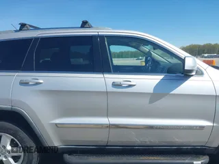 2011 Jeep Grand Cherokee Laredo z VIN 1J4RR4GGXBC571823, wystawiony jako IAAI lot #42093768 z przebiegiem 153 978 mil mil oraz . Historia ofert i sprzedaży dostępna na DreamBid. Obrazek 13.
