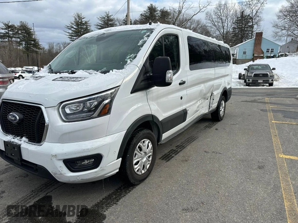 2023 Ford Transit Passenger XL z VIN 1FBAX2YG2PKB56430, wystawiony jako Copart lot #44988825 z przebiegiem 22 570 mil mil oraz Nie do naprawy • Non repairable. Historia ofert i sprzedaży dostępna na DreamBid. Obrazek 1.
