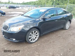 2013 Buick LaCrosse Touring z VIN 1G4GJ5E32DF324710, wystawiony jako IAAI lot #42561005 z przebiegiem 104 881 mil mil oraz . Historia ofert i sprzedaży dostępna na DreamBid. Obrazek 2.