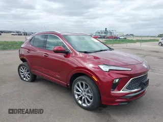 2024 Buick Encore GX Avenir z VIN KL4AMGSLXRB150363, wystawiony jako IAAI lot #42288468 z przebiegiem 5 528 mil mil oraz . Historia ofert i sprzedaży dostępna na DreamBid. Obrazek 1.