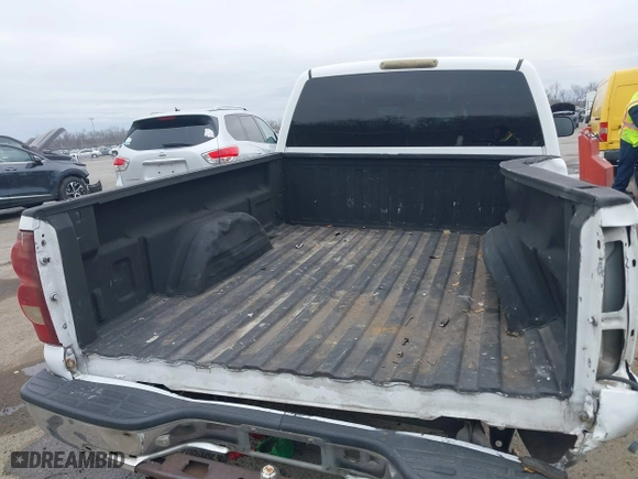 2006 Chevrolet Silverado 1500 LT1 with VIN 2GCEC19T361145854, listed as a IAAI auction lot 41580774 with 281,958 mi miles. Bid and sale history available at carsss.com. Image 8.