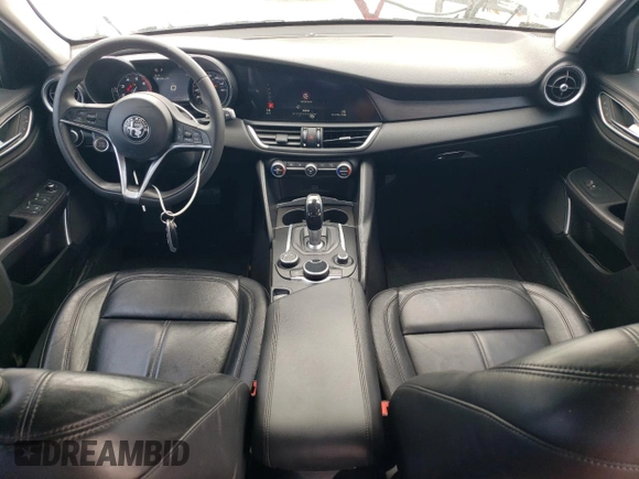 2018 Alfa Romeo Giulia z VIN ZARFAEBN0J7563478, wystawiony jako Copart lot #55683915 z przebiegiem 110 134 mil mil oraz Szkody całkowita. Historia ofert i sprzedaży dostępna na DreamBid. Obrazek 8.