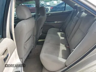 2005 Toyota Camry STD z VIN 4T1BE32K85U098314, wystawiony jako Copart lot #51684685 z przebiegiem 232 792 mil mil oraz Szkoda całkowita • Salvage title. Historia ofert i sprzedaży dostępna na DreamBid. Obrazek 10.