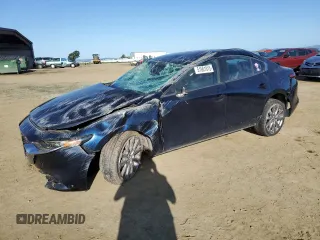 2020 Mazda 3 Select z VIN 3MZBPACLXLM132763, wystawiony jako Copart lot #51661915 z przebiegiem 60 739 mil mil oraz Szkoda całkowita • Salvage title. Historia ofert i sprzedaży dostępna na DreamBid. Obrazek 1.
