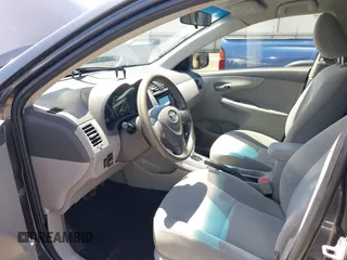 2010 Toyota Corolla z VIN 1NXBU4EE7AZ199417, wystawiony jako IAAI lot #42202363 z przebiegiem 180 378 mil mil oraz . Historia ofert i sprzedaży dostępna na DreamBid. Obrazek 5.