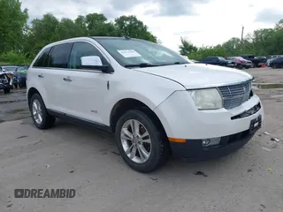 2010 Lincoln MKX z VIN 2LMDJ8JC3ABJ23233, wystawiony jako IAAI lot #42172689 z przebiegiem 240 007 mil mil oraz . Historia ofert i sprzedaży dostępna na DreamBid. Obrazek 1.
