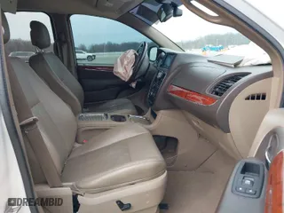 2014 Chrysler Town & Country Touring-L 30th Anniversary with VIN 2C4RC1CG8ER193069, listed as a IAAI auction lot 41713157 with 141,059 mi miles. Bid and sale history available at carsss.com. Image 5.
