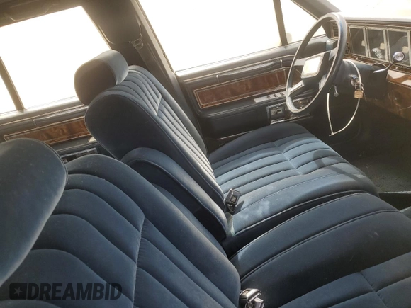 1984 Lincoln Town Car z VIN 1LNBP96F2EY683747, wystawiony jako Copart lot #41248394 z przebiegiem 77 094 mil mil oraz Czysty tytuł • Clean title. Historia ofert i sprzedaży dostępna na DreamBid. Obrazek 8.