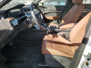 2024 Audi Q8 e-tron Premium Plus z VIN WA15AAGE6RB025796, wystawiony jako Copart lot #54271535 z przebiegiem 29 045 mil mil oraz Szkoda całkowita • Salvage title. Historia ofert i sprzedaży dostępna na DreamBid. Obrazek 7.