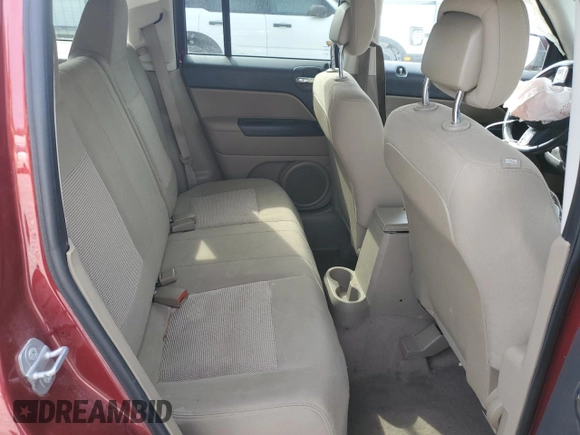 2015 Jeep Patriot Latitude z VIN 1C4NJRFB8FD207205, wystawiony jako Copart lot #58723655 z przebiegiem 181 649 mil mil oraz Szkoda całkowita • Salvage title. Historia ofert i sprzedaży dostępna na DreamBid. Obrazek 11.