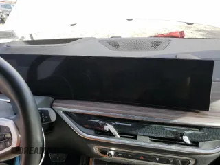 2024 BMW X5 xDrive40i z VIN 5UX23EU05R9U48829, wystawiony jako Copart lot #49902435 z przebiegiem Nie podano mil oraz Szkody całkowita. Historia ofert i sprzedaży dostępna na DreamBid. Obrazek 9.