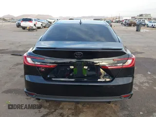 2025 Toyota Camry LE z VIN 4T1DAACK5SU523507, wystawiony jako IAAI lot #41389041 z przebiegiem 5 027 mil mil oraz . Historia ofert i sprzedaży dostępna na DreamBid. Obrazek 16.
