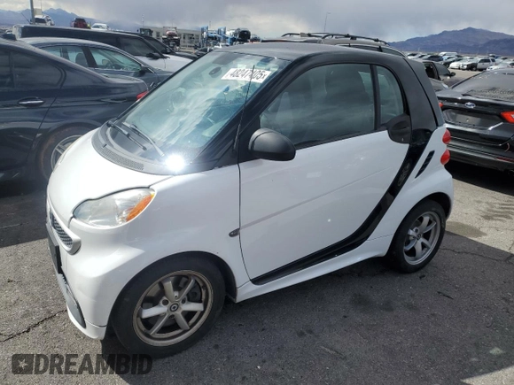 2015 Smart fortwo Passion z VIN WMEEJ3BA5FK812094, wystawiony jako Copart lot #48247405 z przebiegiem 79 913 mil mil oraz Szkody całkowita. Historia ofert i sprzedaży dostępna na DreamBid. Obrazek 1.