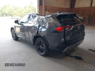 2022 Toyota RAV4 Hybrid XSE z VIN 4T3E6RFV4NU092518, wystawiony jako IAAI lot #42798470 z przebiegiem 51 581 mil mil oraz . Historia ofert i sprzedaży dostępna na DreamBid. Obrazek 3.