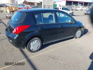 2009 Nissan Versa S z VIN 3N1BC13EX9L363180, wystawiony jako IAAI lot #42510405 z przebiegiem 113 287 mil mil oraz . Historia ofert i sprzedaży dostępna na DreamBid. Obrazek 4.