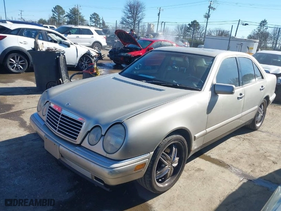 1999 Mercedes-Benz E-Class with VIN WDBJF65H3XA764352, listed as a IAAI auction lot 41646943 with 179,419 mi miles. Bid and sale history available at carsss.com. Image 2.
