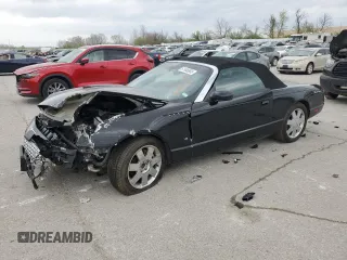 2003 Ford Thunderbird Deluxe z VIN 1FAHP60AX3Y101570, wystawiony jako Copart lot #51546865 z przebiegiem 108 736 mil mil oraz Szkoda całkowita • Salvage title. Historia ofert i sprzedaży dostępna na DreamBid. Obrazek 1.