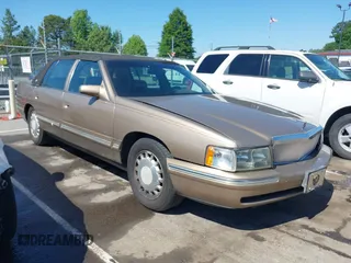 1999 Cadillac DeVille z VIN 1G6KD54Y3XU706430, wystawiony jako IAAI lot #42190254 z przebiegiem 131 450 mil mil oraz . Historia ofert i sprzedaży dostępna na DreamBid. Obrazek 1.