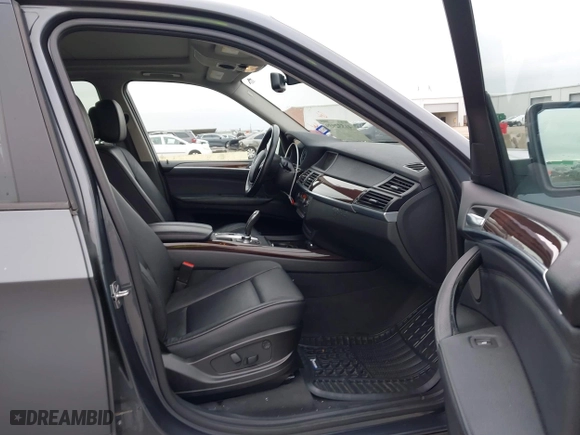 2011 BMW X5 35i with VIN 5UXZV4C51BL414668, listed as a IAAI auction lot 41532939 with 108,552 mi miles. Bid and sale history available at carsss.com. Image 5.