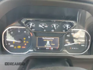 2022 GMC Sierra 3500HD SLT z VIN 1GT49UEY5NF360897, wystawiony jako Copart lot #47723514 z przebiegiem 8272 mil mil oraz Szkody całkowita. Historia ofert i sprzedaży dostępna na DreamBid. Obrazek 8.