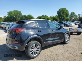 2021 Buick Encore GX Essence z VIN KL4MMGSL0MB153181, wystawiony jako Copart lot #62407445 z przebiegiem 50 864 mil mil oraz Szkoda całkowita • Salvage title. Historia ofert i sprzedaży dostępna na DreamBid. Obrazek 3.