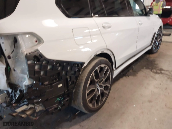 2024 BMW X7 M60i with VIN 5UX33EM04R9T72699, listed as a IAAI auction lot 41296464 with 39,785 mi miles. Bid and sale history available at carsss.com. Image 19.