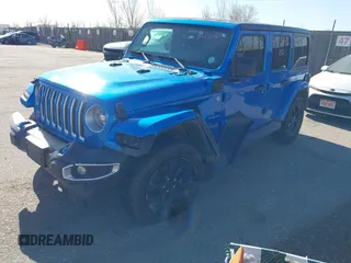 2023 Jeep Wrangler Sahara z VIN 1C4JJXP60PW513969, wystawiony jako IAAI lot #41766631 z przebiegiem 34 819 mil mil oraz . Historia ofert i sprzedaży dostępna na DreamBid. Obrazek 2.