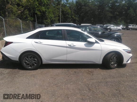 2024 Hyundai Elantra SEL z VIN KMHLM4DG8RU678626, wystawiony jako IAAI lot #42794258 z przebiegiem 53 871 mil mil oraz . Historia ofert i sprzedaży dostępna na DreamBid. Obrazek 13.