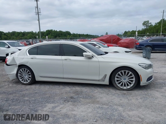 2017 BMW 7 Series 740i z VIN WBA7E2C53HG740273, wystawiony jako IAAI lot #42475769 z przebiegiem Nie podano mil oraz . Historia ofert i sprzedaży dostępna na DreamBid. Obrazek 13.