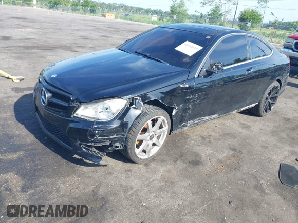 2013 Mercedes-Benz C 250 z VIN WDDGJ4HB1DF990996, wystawiony jako IAAI lot #42364935 z przebiegiem 108 916 mil mil oraz . Historia ofert i sprzedaży dostępna na DreamBid. Obrazek 2.