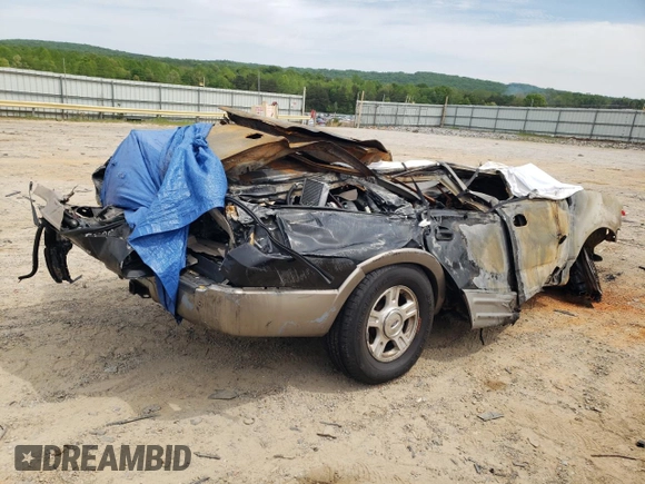 2004 Ford Expedition Eddie Bauer z VIN 1FMFU18L04LB47907, wystawiony jako Copart lot #53863365 z przebiegiem Nie podano mil oraz Nie do naprawy • Non repairable. Historia ofert i sprzedaży dostępna na DreamBid. Obrazek 3.