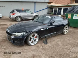 2011 BMW Z4 sDrive35i z VIN WBALM7C51BE383595, wystawiony jako Copart lot #54887695 z przebiegiem Nie podano mil oraz Szkody całkowita. Historia ofert i sprzedaży dostępna na DreamBid. Obrazek 1.